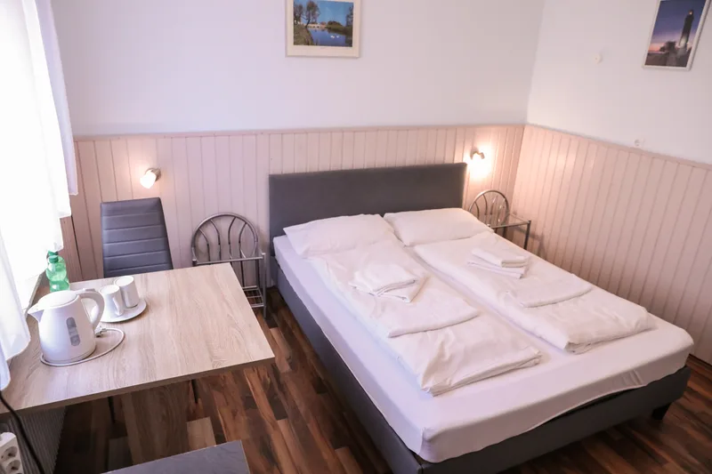 Zweibettzimmer mit Doppelbett und gemütlicher Einrichtung